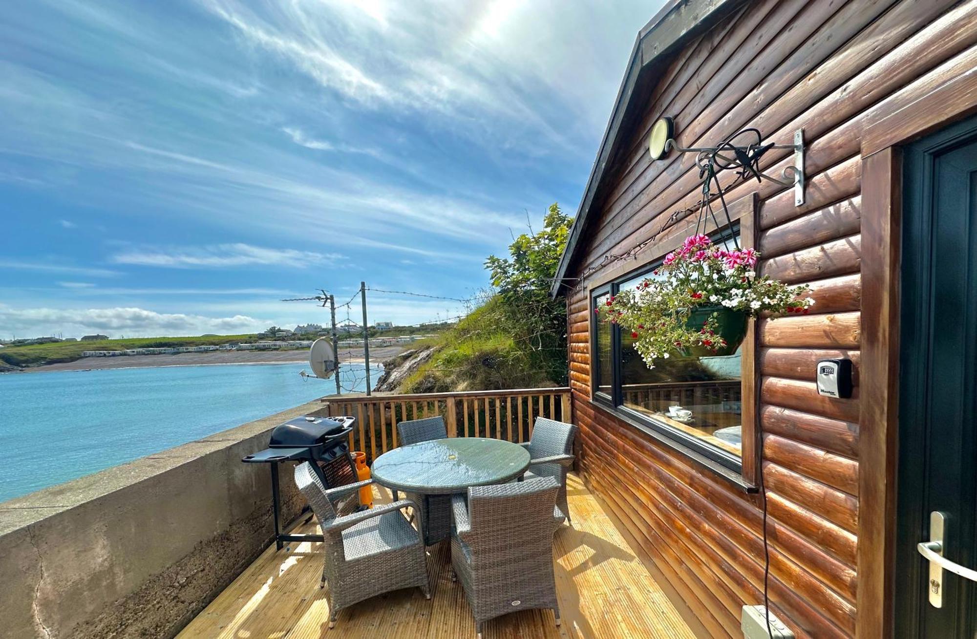 Cosy Portmor Log Cabin- Sea Views, Deck & Relaxation Malin Head Exteriör bild
