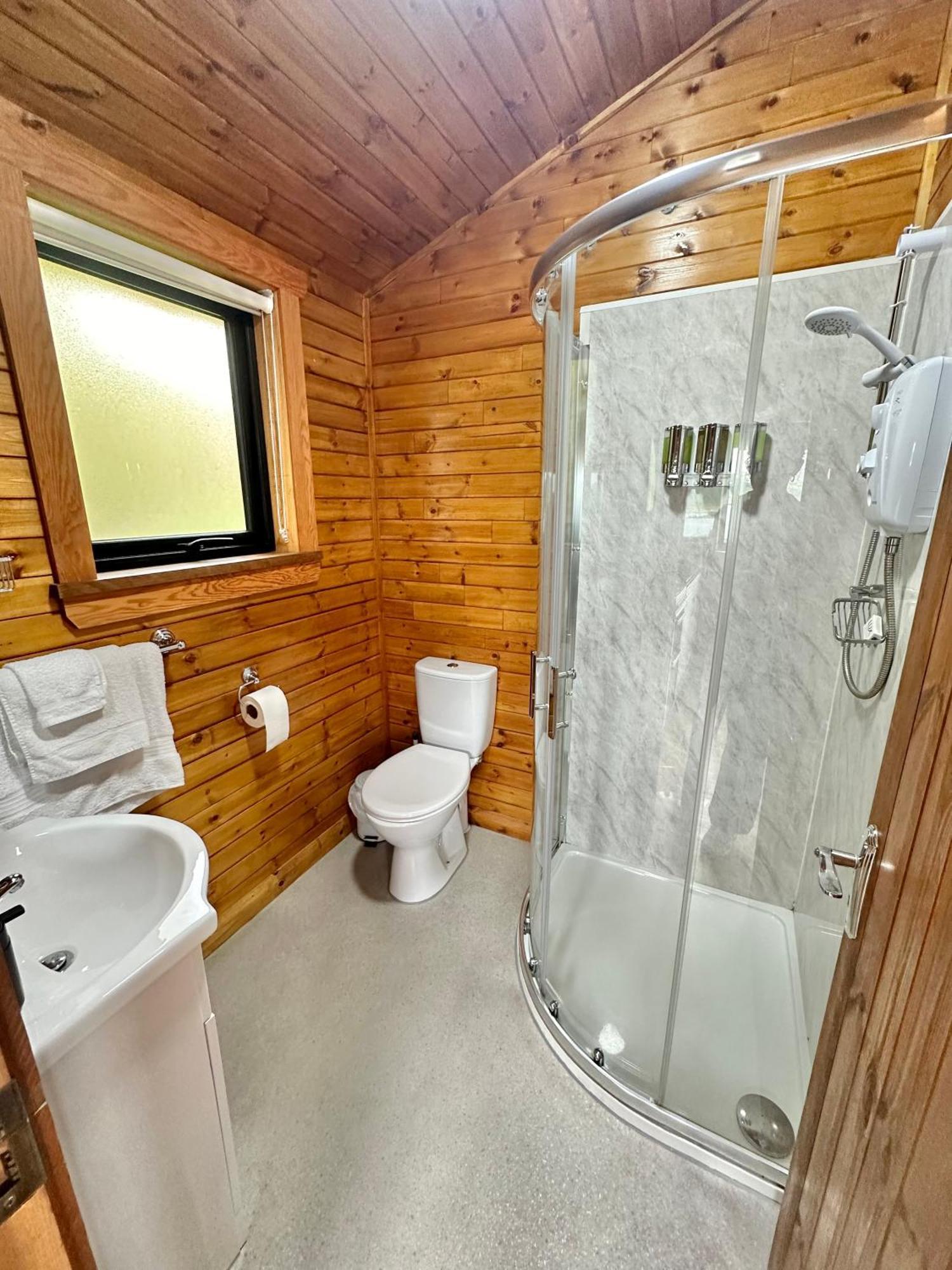 Cosy Portmor Log Cabin- Sea Views, Deck & Relaxation Malin Head Exteriör bild